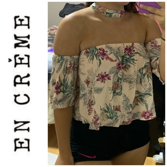 En Creme Tops - Last chance ⚠️⚠️ En creme cold shoulder shirt!